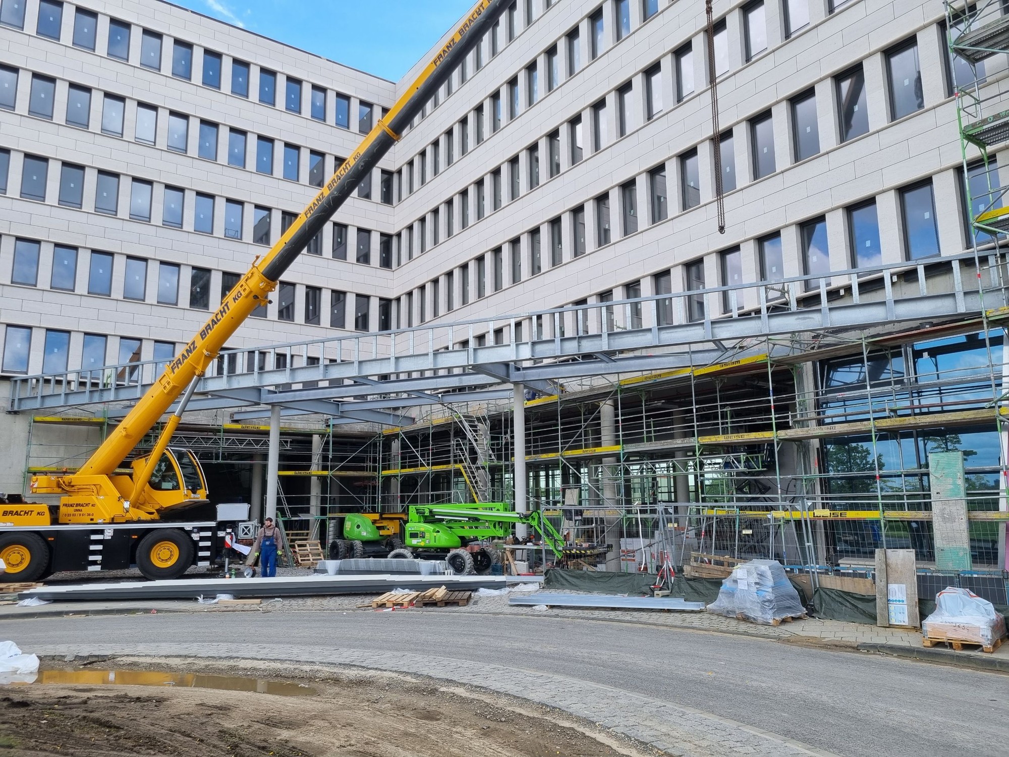 Beispielprojekt zu Stahlbau, großes Anbau-Vordach an Gebäudekomplex