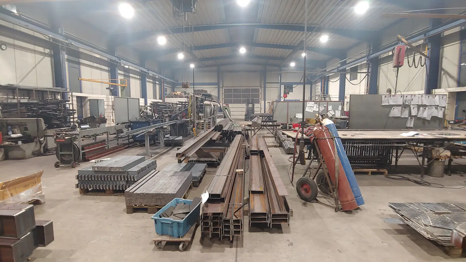 TL Metallbau Halle von innen mit Stahl-Rohmaterial